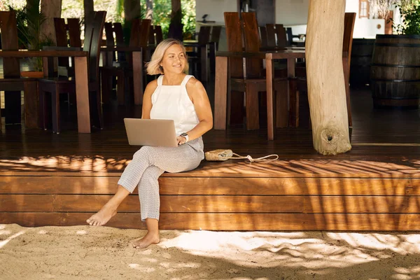 Freelancer Donna Lavoro Laptop Vacanza Tropical Garden Luogo Lavoro Remoto — Foto Stock