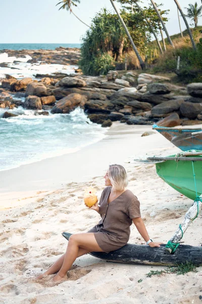 Donna Bionda Sedersi Sulla Spiaggia Bere Succo Cocco Happy Lady — Foto Stock