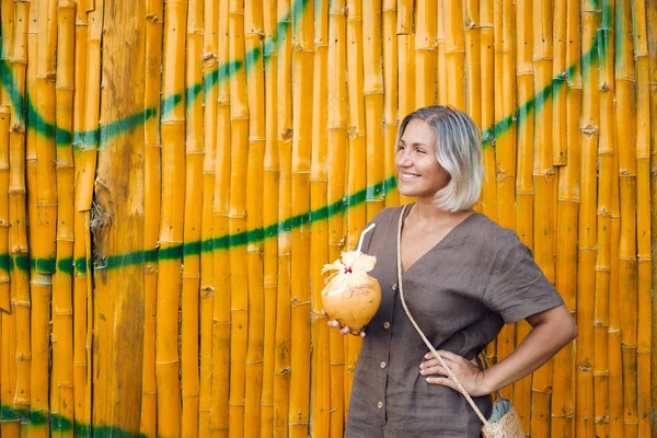 Jonge Vrouw Vakantie Drink Coconut Juice Portret Van Verse Cocktail — Stockfoto