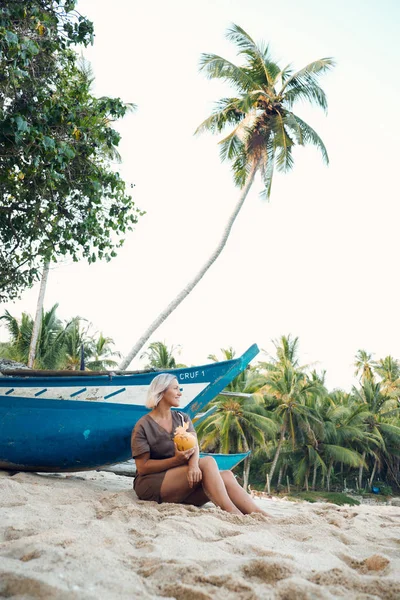 Donna Bionda Bere Acqua Cocco Sulla Barca Legno Happy Lady — Foto Stock