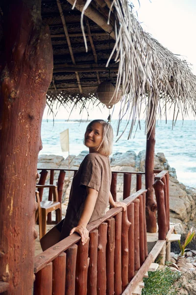 Kvinna Traveler Stå Trä Bungalow Balkong Flicka Veranda Eller Terrass — Stockfoto