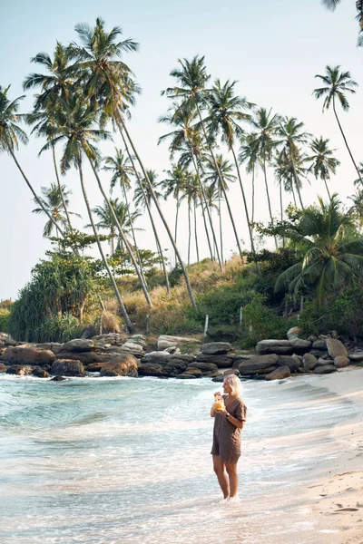 Donna Bere Succo Cocco Tropical Beach Happy Lady Godetevi Esotici — Foto Stock