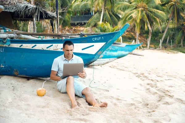Hombre Freelancer Trabajar Por Ordenador Portátil Siéntate Ocean Beach Hombre — Foto de Stock