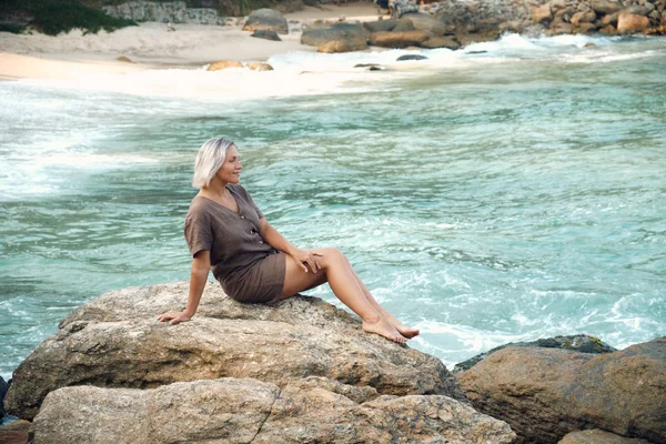 Happy Woman Rock Tropical Beach Palm Tree Inglês Blond Lady — Fotografia de Stock