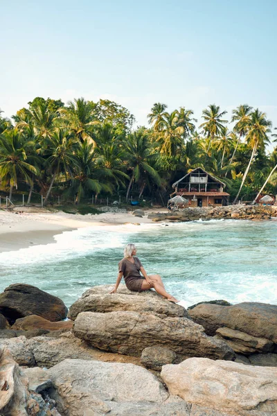 Happy Woman Rock Tropical Beach Palm Tree Bionda Signora Riposare — Foto Stock