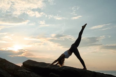 Doğada Yoga Çalışan Kadın. Meditasyon Açık havada