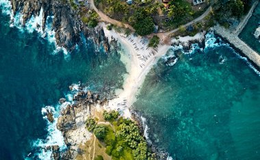 Mavi sahil adası Nilwella. Sri Lanka adasının güney kıyısıhavadan görünümü