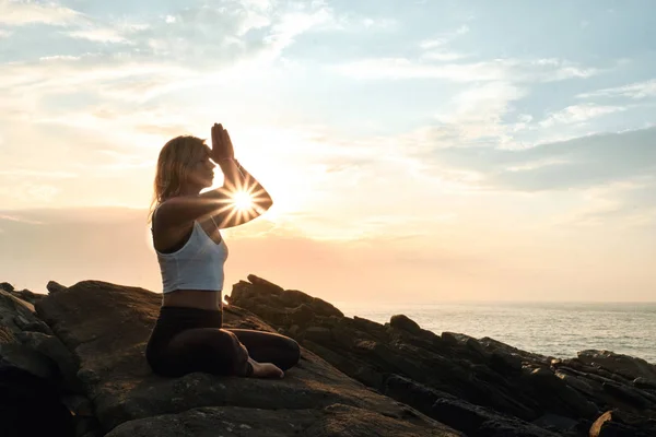 Doğada Yoga Çalışan Kadın. Meditasyon Açık havada — Stok fotoğraf