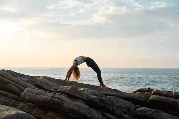 Doğada Yoga Çalışan Kadın. Meditasyon Açık havada — Stok fotoğraf
