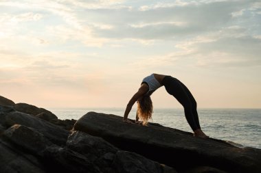 Doğada Yoga Çalışan Kadın. Meditasyon Açık havada