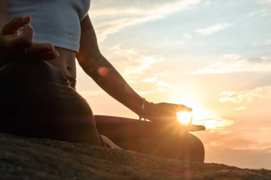 Doğada Yoga Çalışan Kadın. Meditasyon Açık havada