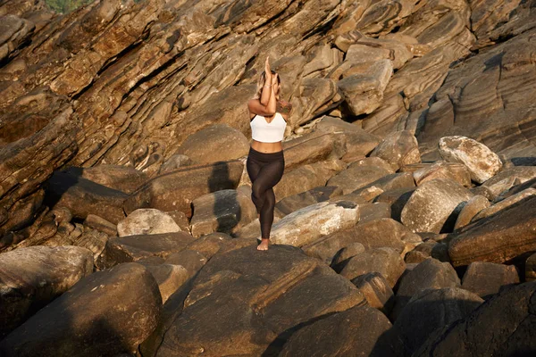 Mulher praticando Yoga na natureza. Meditando ao ar livre — Fotografia de Stock