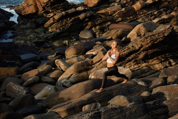 Mulher praticando Yoga na natureza. Meditando ao ar livre — Fotografia de Stock