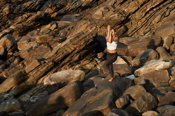 Женщина практикует йогу в природе. Посредничество на открытом воздухе — стоковое фото