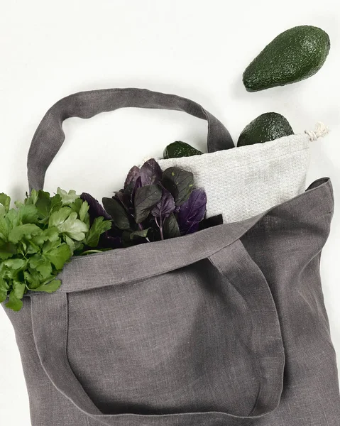 Bolso ecológico reutilizable gris con aguacate — Foto de Stock