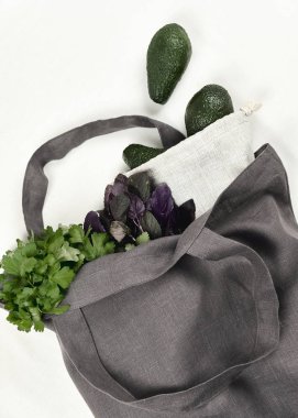 Avokado ile Yeniden Kullanılabilir Gri Çevre Çantası