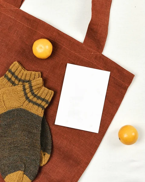 Calcetín de tela áspera de lino en bolsa reutilizable de yute — Foto de Stock