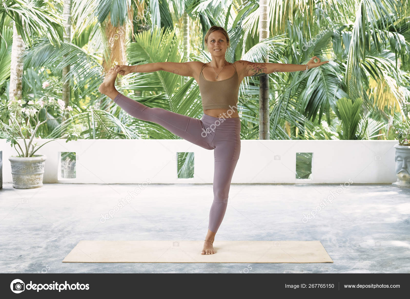 Fit Sporty Women Practicing Advanced Yoga Stock Photo 777369961 |  Shutterstock