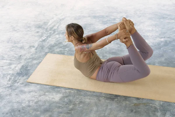 Organik Mat 'te Gelişmiş Yoga Çalışan Kadın. Yoga pozları serisi. Tropik arkaplan — Stok fotoğraf