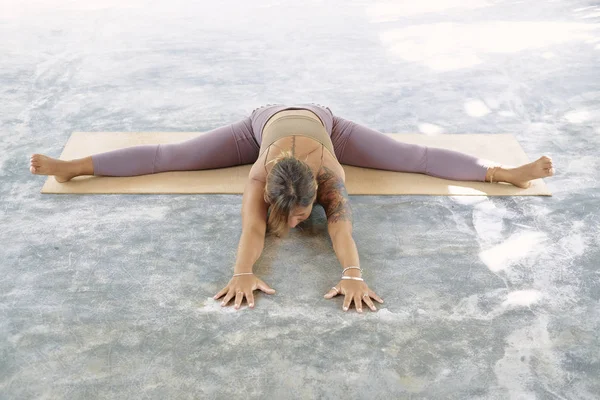 Organik Mat 'te Gelişmiş Yoga Çalışan Kadın. Yoga pozları serisi. Tropik arkaplan — Stok fotoğraf