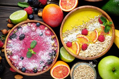 Smoothie kaseleri. Chia tohumu, müsli, çilek, meyve ve hindistan cevizi gevreği ile sağlıklı kahvaltı kase. Vegan gıda