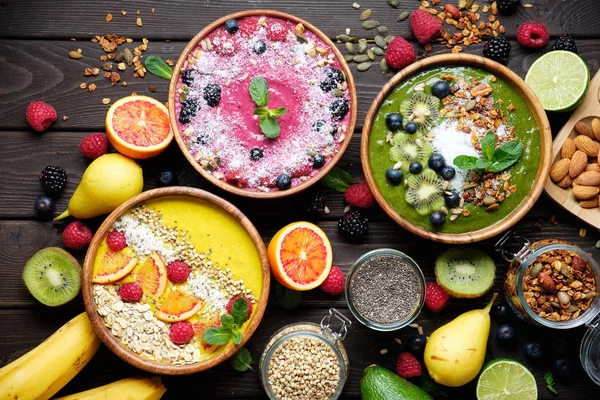 Taças de batido. Tigela de café da manhã saudável com sementes de chia, muesli, bagas, frutas e flocos de coco flocos de coco. Comida Vegan — Fotografia de Stock