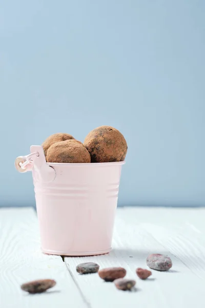 Bolas de Chocolate Dulce en Cubo para Rawfoodist — Foto de Stock