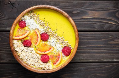 Smoothie kaseleri. Chia tohumu, müsli, çilek, meyve ve hindistan cevizi gevreği ile sağlıklı kahvaltı kase. Vegan gıda