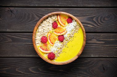 Smoothie kaseleri. Chia tohumu, müsli, çilek, meyve ve hindistan cevizi gevreği ile sağlıklı kahvaltı kase. Vegan gıda