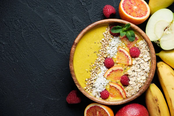 Smoothie kommen. Gezonde ontbijtschaal met Chia zaden, muesli, bessen, fruit en kokosvlokken kokosvlokken. Veganistisch eten — Stockfoto