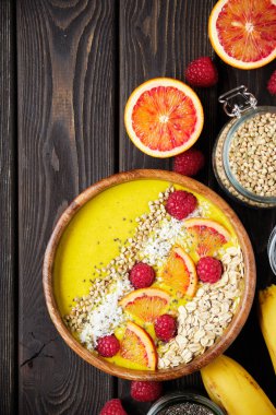 Smoothie kaseleri. Chia tohumu, müsli, çilek, meyve ve hindistan cevizi gevreği ile sağlıklı kahvaltı kase. Vegan gıda