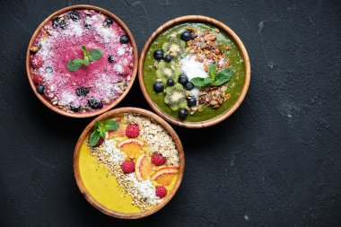 Smoothie kaseleri. Chia tohumu, müsli, çilek, meyve ve hindistan cevizi gevreği ile sağlıklı kahvaltı kase. Vegan gıda