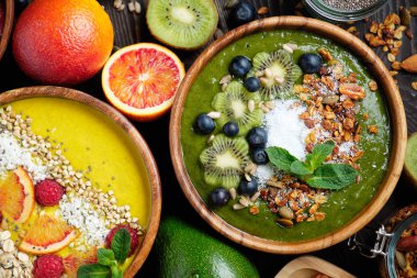 Smoothie kaseleri. Chia tohumu, müsli, çilek, meyve ve hindistan cevizi gevreği ile sağlıklı kahvaltı kase. Vegan gıda