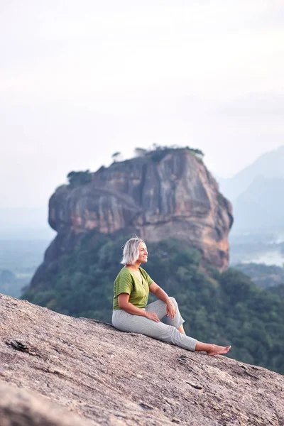 Mulher em Pidurangala Rock com vista sobre Sigiriya — Fotografia de Stock