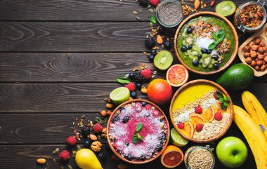 Smoothie kaseleri. Chia tohumu, müsli, çilek, meyve ve hindistan cevizi gevreği ile sağlıklı kahvaltı kase. Vegan gıda