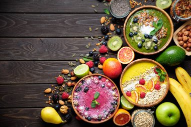 Smoothie kaseleri. Chia tohumu, müsli, çilek, meyve ve hindistan cevizi gevreği ile sağlıklı kahvaltı kase. Vegan gıda