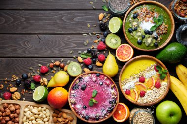 Smoothie kaseleri. Chia tohumu, müsli, çilek, meyve ve hindistan cevizi gevreği ile sağlıklı kahvaltı kase. Vegan gıda