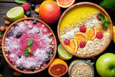 Smoothie kaseleri. Chia tohumu, müsli, çilek, meyve ve hindistan cevizi gevreği ile sağlıklı kahvaltı kase. Vegan gıda