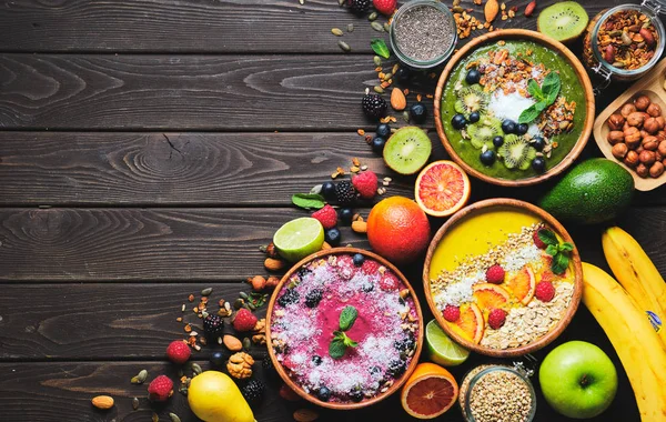 Smoothie kommen. Gezonde ontbijtschaal met Chia zaden, muesli, bessen, fruit en kokosvlokken kokosvlokken. Veganistisch eten — Stockfoto