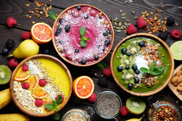 Smoothie kommen. Gezonde ontbijtschaal met Chia zaden, muesli, bessen, fruit en kokosvlokken kokosvlokken. Veganistisch eten — Stockfoto