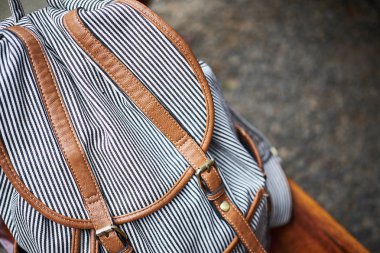 Kumlu Arka Plan üzerine Pamuk Çizgili Sırt Çantası