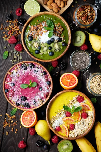 Taças de batido. Tigela de café da manhã saudável com sementes de chia, muesli, bagas, frutas e flocos de coco flocos de coco. Comida Vegan — Fotografia de Stock