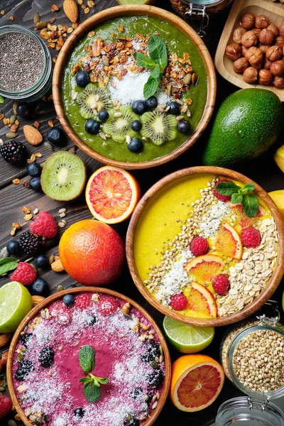 Taças de batido. Tigela de café da manhã saudável com sementes de chia, muesli, bagas, frutas e flocos de coco flocos de coco. Comida Vegan — Fotografia de Stock