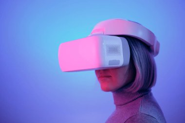 Vr Gözlükleriyle Oynayan Genç Kadın Havayı Dokunaklı