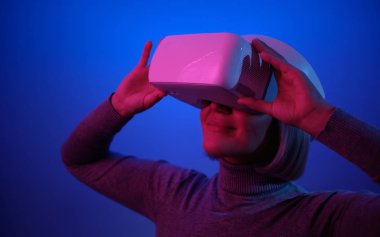 Vr Gözlükleriyle Oynayan Genç Kadın Havayı Dokunaklı