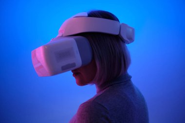 Vr Gözlükleriyle Oynayan Genç Kadın Havayı Dokunaklı