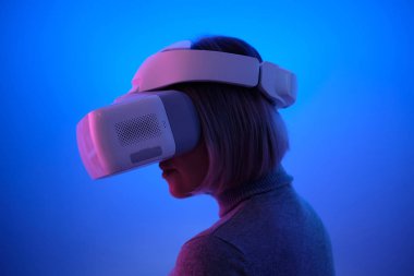 Vr Gözlükleriyle Oynayan Genç Kadın Havayı Dokunaklı