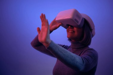 Vr Gözlüklü Oynayan Genç Kadın Mutlu Gülümseme