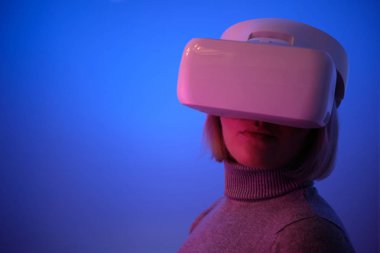 Vr Gözlükleriyle Oynayan Genç Kadın Havayı Dokunaklı