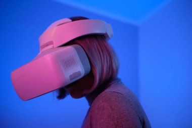 Vr Gözlükleriyle Oynayan Genç Kadın Havayı Dokunaklı